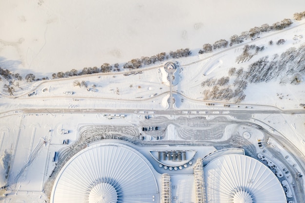 Bovenaanzicht in de winter van een modern sportcomplex met parkeergelegenheid in Minsk, Wit-Rusland