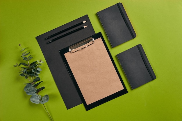Bovenaanzicht in focus met verschillende kantoorapparatuur levert briefpapier groene achtergrond met kopie spa
