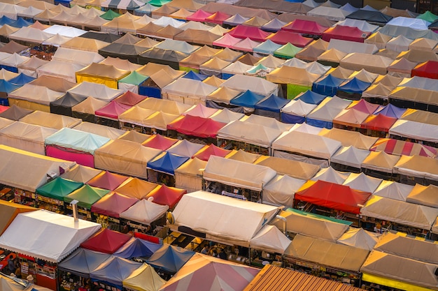 Bovenaanzicht in train night market ratchada