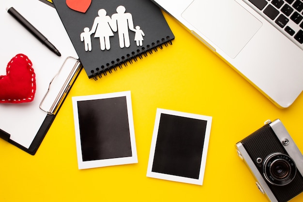 Bovenaanzicht instant foto's met papier gesneden familie