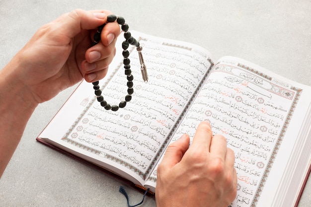 Bovenaanzicht islamitisch nieuwjaar met koran boek