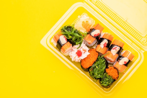 Bovenaanzicht Japans eten (sushi) in doorzichtige plastic voedseldoos