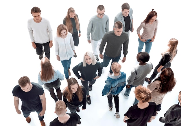 Foto bovenaanzicht jonge mensen die in tegengestelde richtingen bewegen