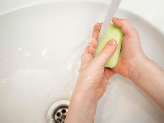 Bovenaanzicht jongen handen wassen