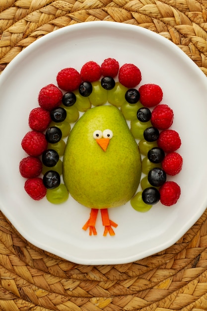 Foto bovenaanzicht kalkoen gemaakt van fruit