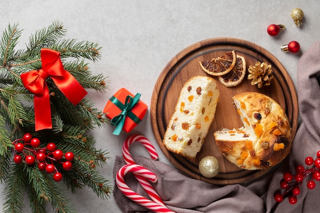 Foto bovenaanzicht kerst panettone en cadeau