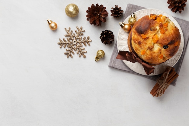 Bovenaanzicht kerst panettone op bord