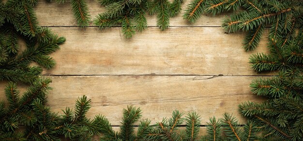 bovenaanzicht Kerstboomtakken op houten tafel