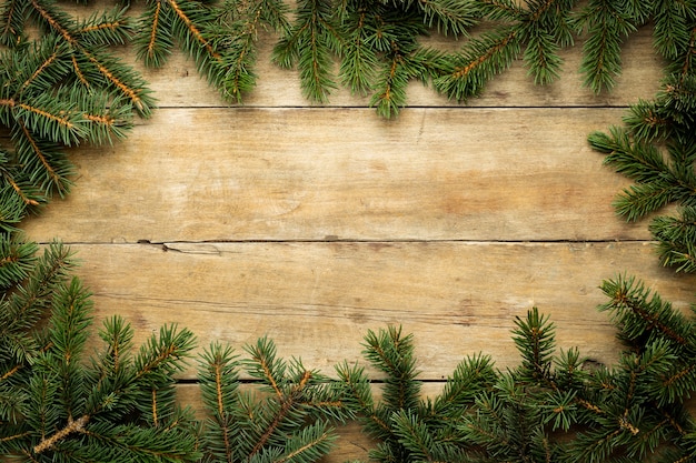 bovenaanzicht Kerstboomtakken op houten tafel