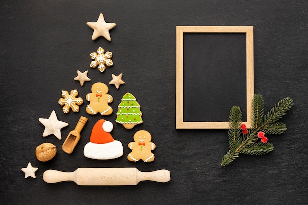 Bovenaanzicht kerstkoekjes assortiment met leeg frame