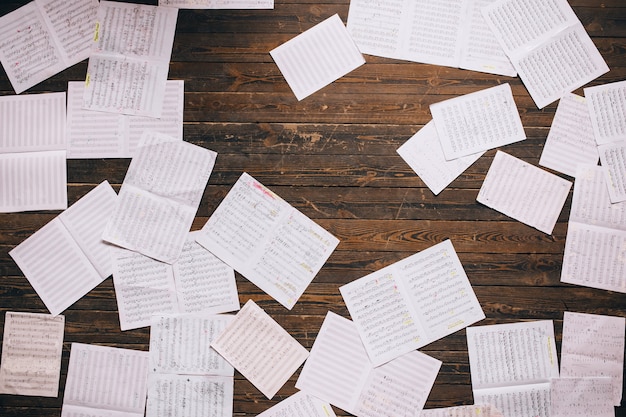 Bovenaanzicht Kerstmuziek Opmerking papier op houten tafel