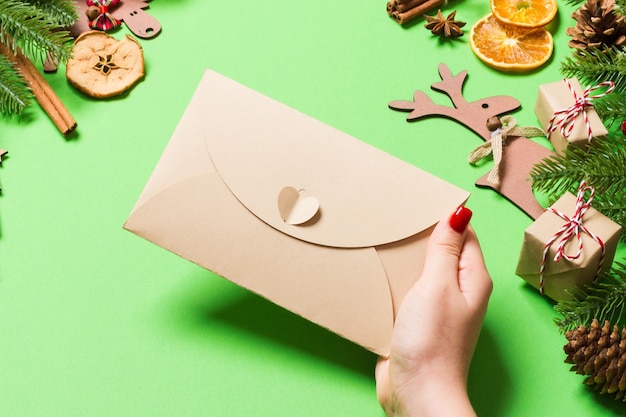 Bovenaanzicht kerstversiering met een envelop