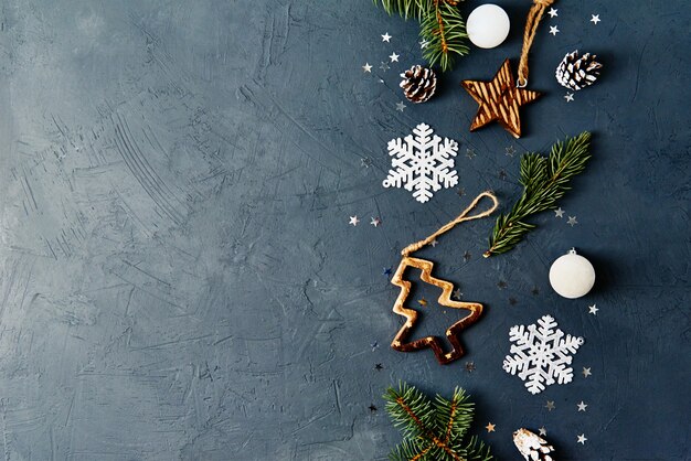 Bovenaanzicht kerstversiering op tafel