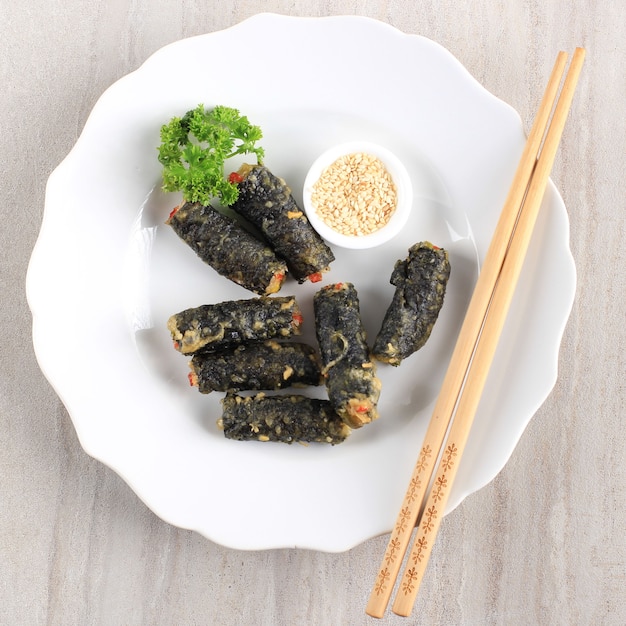 Bovenaanzicht Kimmari of Gimmari, Koreaanse Gefrituurde Snack Tempura Gemaakt van Zeewier (Laver) Roll Gevuld met Glas Noodle of Japchae. Meestal geserveerd met Tteokbokki als bijgerecht