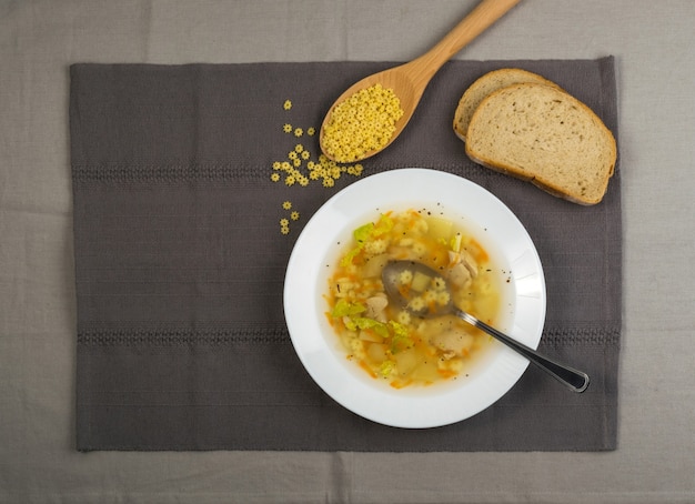 Bovenaanzicht Kippensoep met Star Stelle Pasta