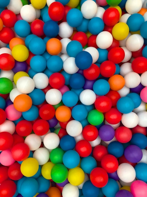 Bovenaanzicht kleurrijke plastic ballen in een zwembad Plastic kleurrijke ballen om te spelen Kleurrijk plastic