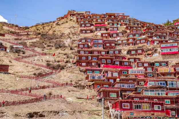 Bovenaanzicht klooster in Larung gar