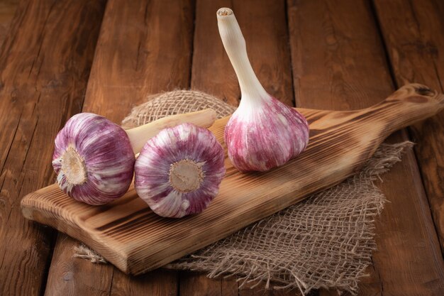 bovenaanzicht knoflook op een houten bord