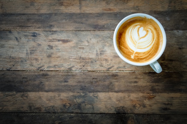 bovenaanzicht koffie beker op houten tafel