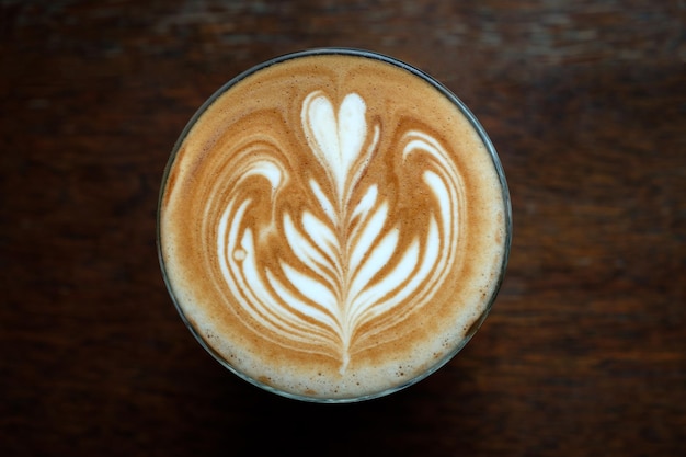 Bovenaanzicht koffie latte art op houten tafel
