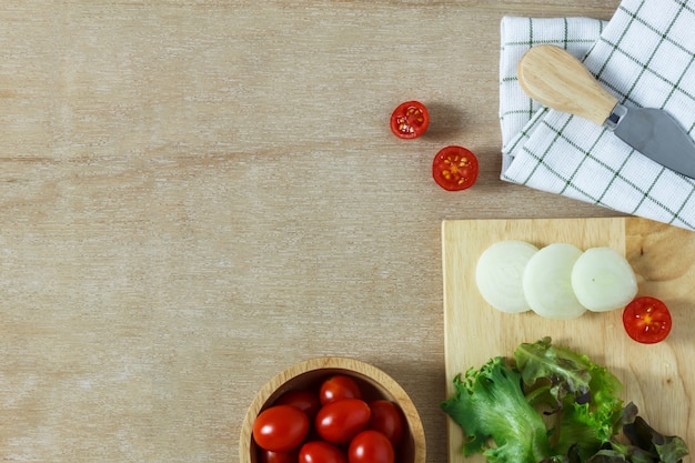 Bovenaanzicht koken salade op houten tafel met kopie ruimte.