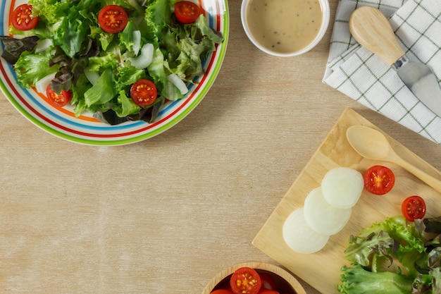 Bovenaanzicht koken salade op houten tafel met kopie ruimte.