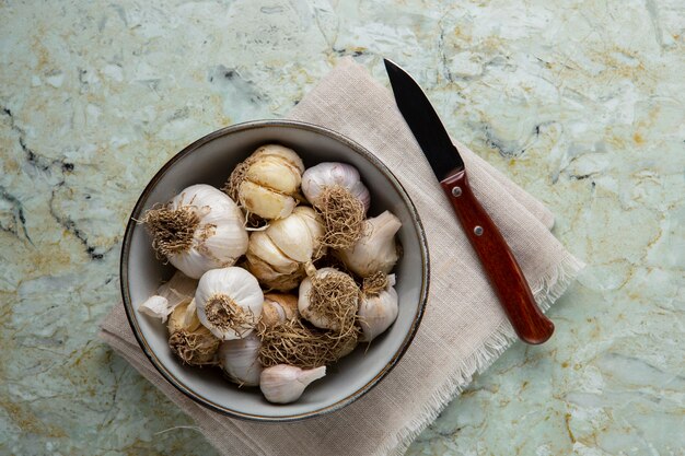 Bovenaanzicht kom met knoflook