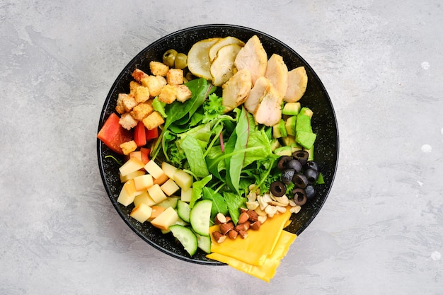 Bovenaanzicht kom met salademix en diverse hapjes als voorgerecht