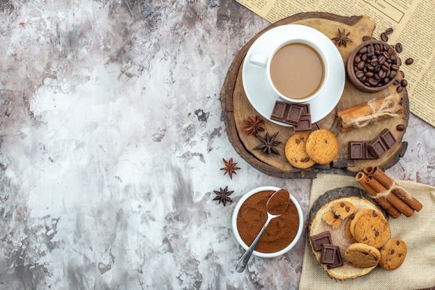 bovenaanzicht kopje koffie koekjes kom met koffiebonen chocolade kaneelstokjes anijs sterren op houten bord cacao kom op tafel vrije ruimte