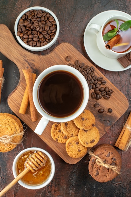 bovenaanzicht kopje koffie met koekjes op donkere achtergrond cookie kleur ochtend zoet ontbijt ceremonie thee suiker cacao