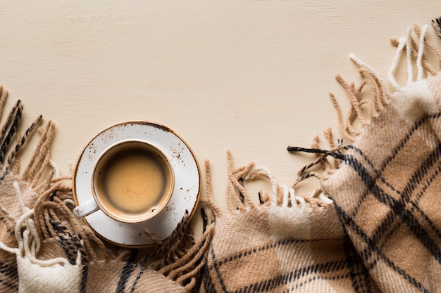 Foto bovenaanzicht kopje koffie op beige achtergrond met kopie ruimte