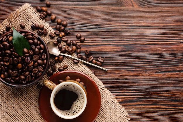 Foto bovenaanzicht kopje koffie op de tafel