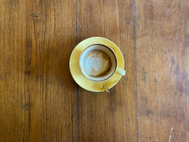 Bovenaanzicht, kopje koffie op houten achtergrond