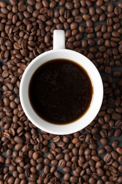 Foto bovenaanzicht kopje koffie op tafel