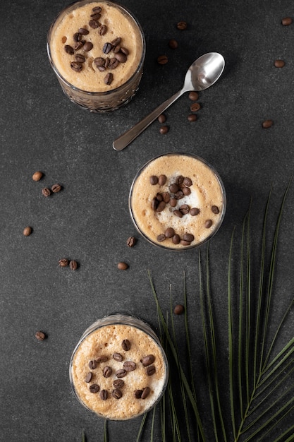 Bovenaanzicht kopjes koffie op tafel