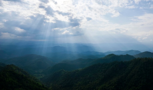 Bovenaanzicht landschap van ochtendmist met berglaag ten noorden van de bergrug van Thailand en wolken in landelijke jungle bush forest