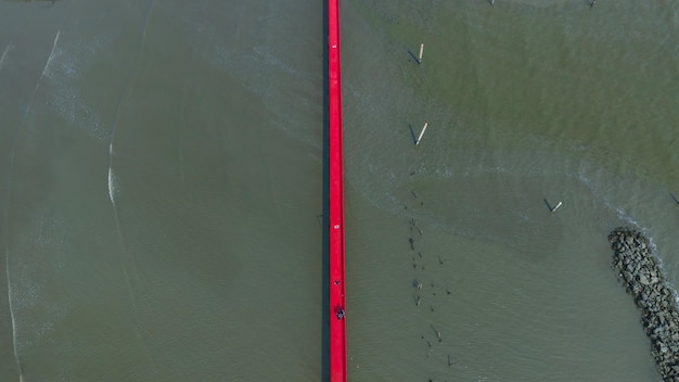 Bovenaanzicht lange rode brug strand zee