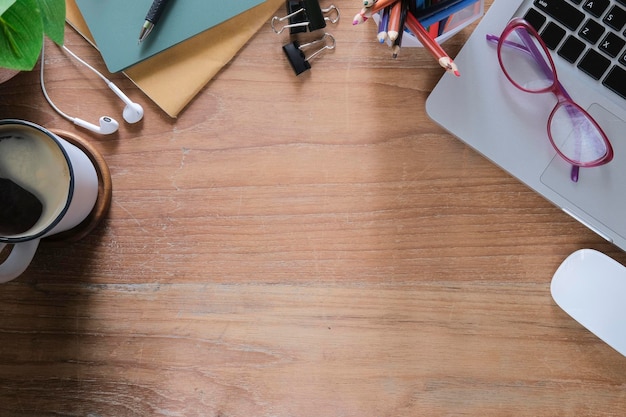 Bovenaanzicht laptop computer bril en koffiekopje op houten tafel