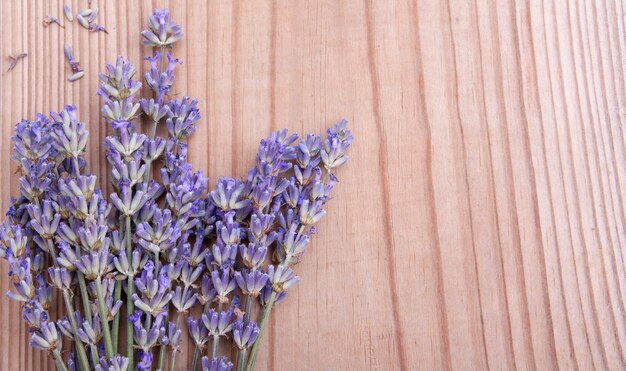 Bovenaanzicht lavendel bloemen op hout met kopie ruimte