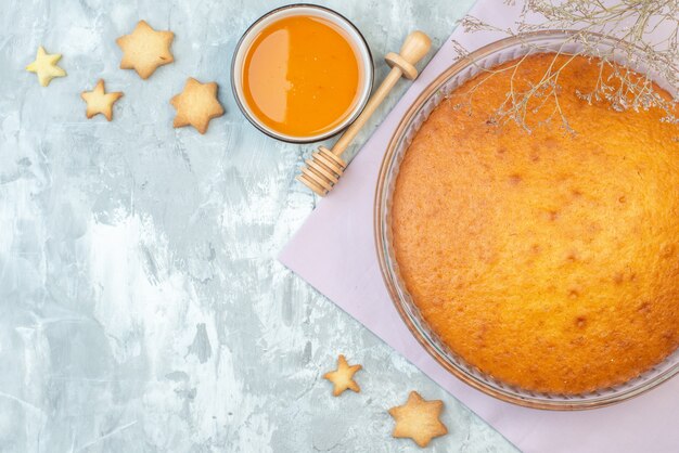 bovenaanzicht lekker gebakken taart op witte achtergrond dessert deeg cake zoet koekje bak suiker