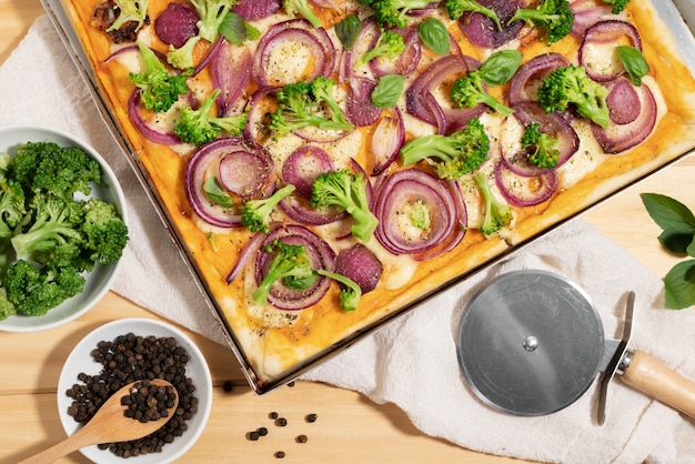 Bovenaanzicht lekkere vierkante pizza met uitjes