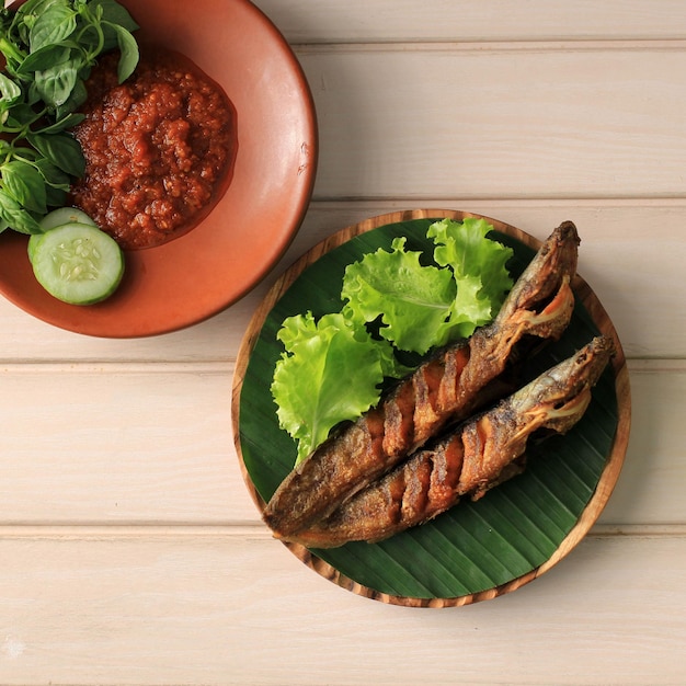 Bovenaanzicht Lele Goreng of Fried Catfish is een traditionele Indonesische culinaire meerval