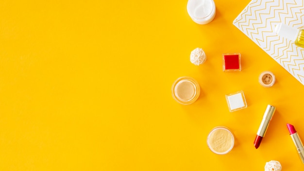 Foto bovenaanzicht lippenstift op bureau