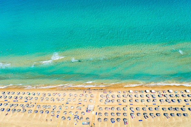 Bovenaanzicht luchtfoto drone foto van banaan strand met prachtige turquoise water zee golven en stro parasols vakantie reizen achtergrond ionische zee zakynthos eiland griekenland