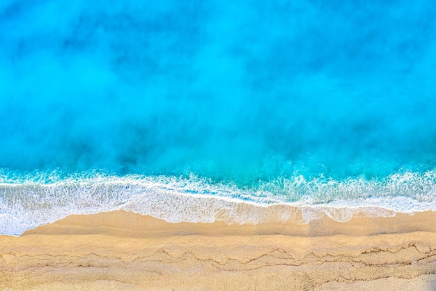 Bovenaanzicht luchtfoto drone foto van Myrtos strand met prachtige turquoise water en zee golven Vakantie reizen achtergrond Ionische zee Kefalonia eiland Griekenland