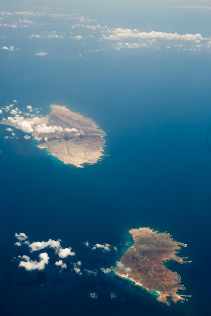 Bovenaanzicht luchtfoto tropisch eiland in open zee