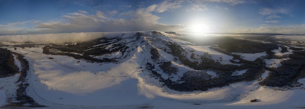 Bovenaanzicht luchtlandschap mist bedekt de psebai berg in ochtendlicht graden panorama