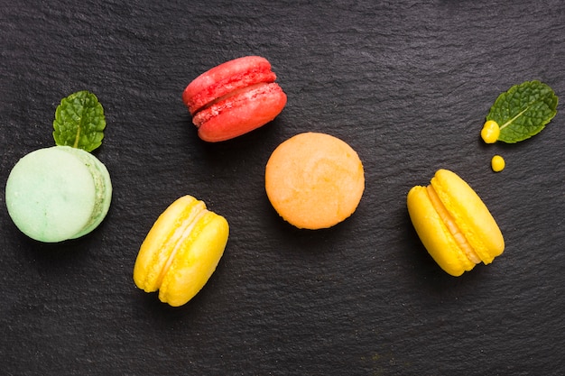 Bovenaanzicht macarons op tafel