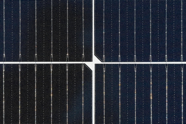 Bovenaanzicht macroclose-up van zonnepanelen met zichtbare cellen