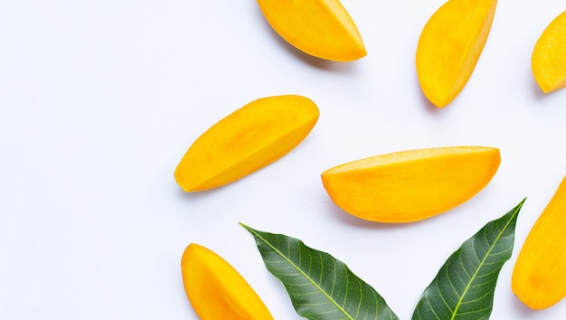 Foto bovenaanzicht mango fruit op tafel